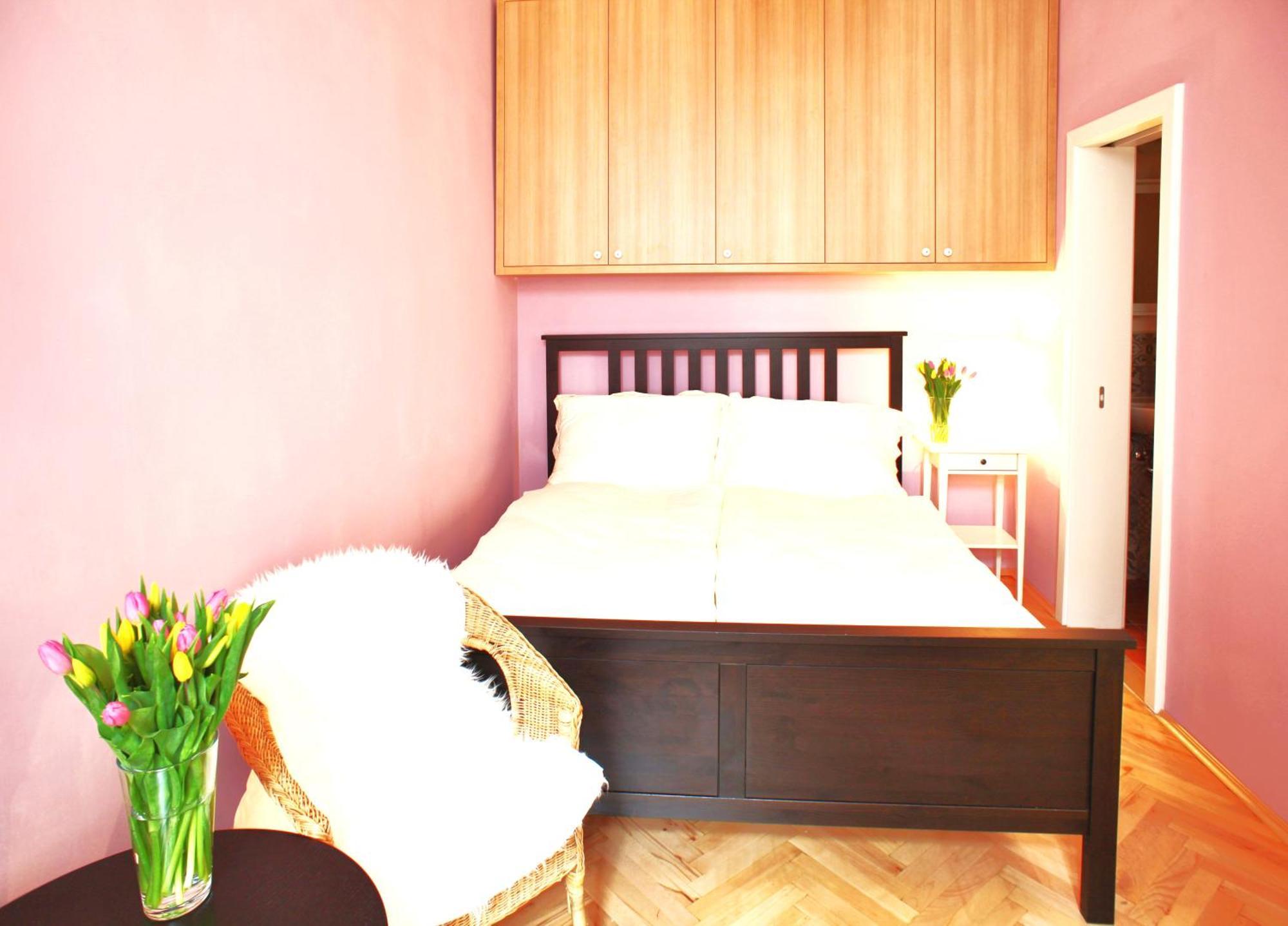 Lovely Lila Praga